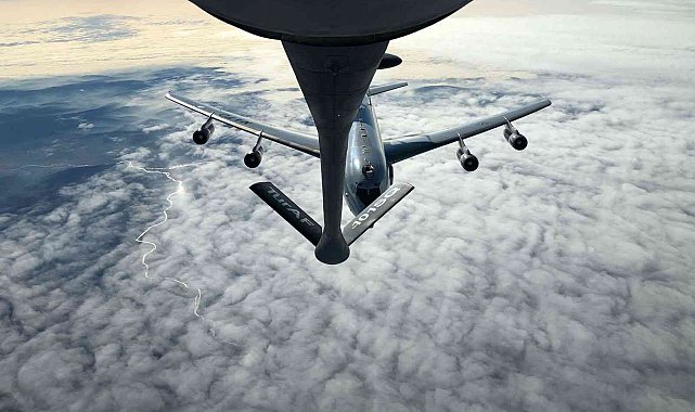 NATO'ya ait E-3A AWACS uçağına yakıt ikmali