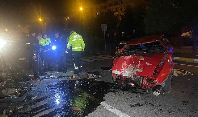 Nevşehir'de otomobilin aydınlatma direğine çarpıp devrildiği anlar kamerada