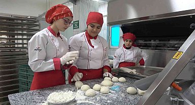 Öğrenciler üretim için fırının başına geçti: 6 dakikada 300 ekmek