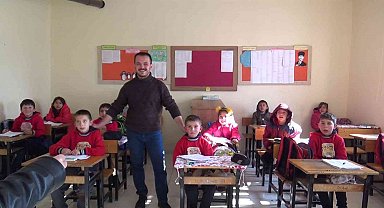 Okulda öğretmen, camide imam