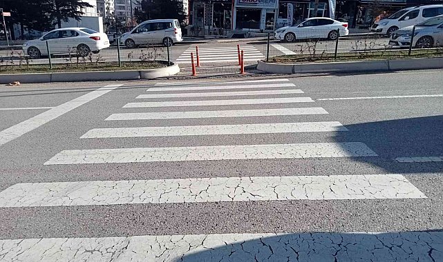 Otomobilin çarptığı kişi metrelerce savrularak hayatını kaybetti