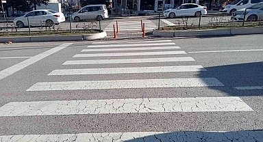 Otomobilin çarptığı kişi metrelerce savrularak hayatını kaybetti
