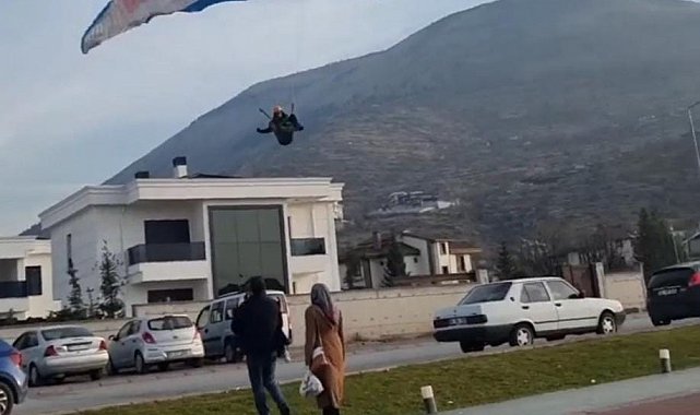 Paraşütçü inişe geçtiği sırada 20 metre yükseklikten böyle düştü
