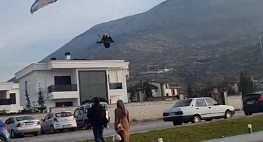 Paraşütçü inişe geçtiği sırada 20 metre yükseklikten böyle düştü