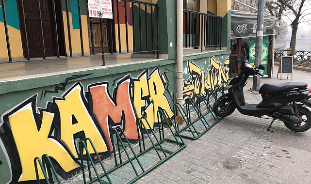 Park alanında bulunan "Yasak" tabelası kafaları karıştırıyor