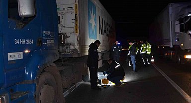 Patlayan lastiği kontrol eden sürücüye başka bir araç çarpıp kaçtı