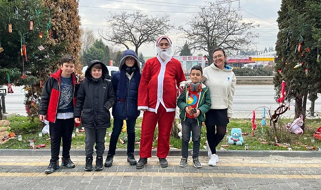 Petrol istasyonunda çocuklara yılbaşı sürprizi