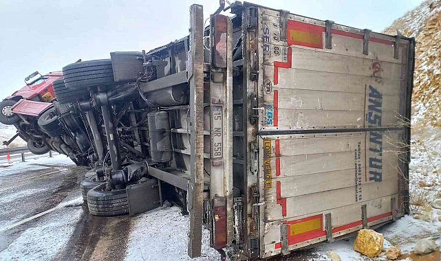Polisin örttüğü battaniye kazazedeyi, çekilen görüntüler ise izleyenlerin içini ısıttı