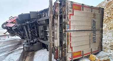 Polisin örttüğü battaniye kazazedeyi, çekilen görüntüler ise izleyenlerin içini ısıttı