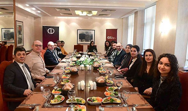 Rektör Erdal derece ile Anadolu Üniversitesine yerleşen öğrencilerle bir araya geldi