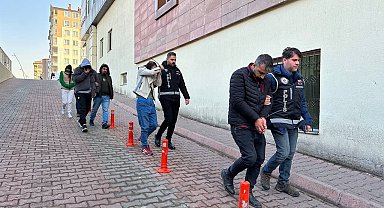 Sahte parayla akaryakıt istasyonundan alışveriş yaptılar, yakayı ele verdiler
