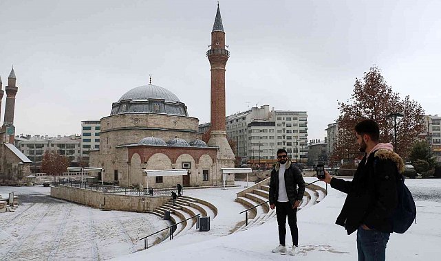 Şehir merkezine mevsimin ilk karı düştü