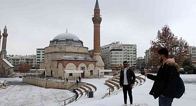 Şehir merkezine mevsimin ilk karı düştü