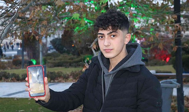 Şehirlere dadanan tilkiler kedilere rakip oldu