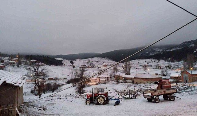 Seyitgazi'ye mevsimin ilk karı yağdı