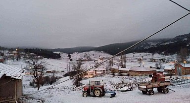 Seyitgazi'ye mevsimin ilk karı yağdı