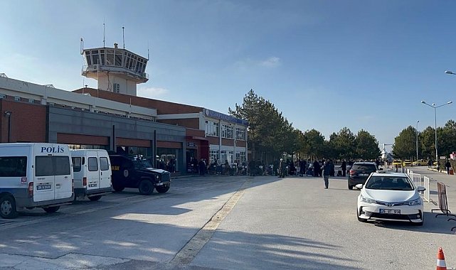 Sis yüzünden yolcu uçağı Eskişehir'e inemedi