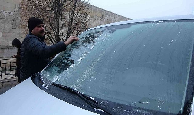 Sivas'ta buz kazıma mesaisi başladı