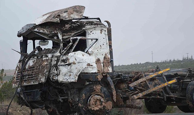 Sivrihisar'da hafriyat kamyonu devrildi, sürücü yaralandı