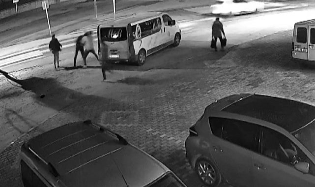 Sokak ortasında bıçaklı sopalı yaralama, o anlar kamerada