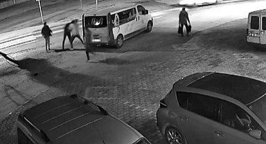 Sokak ortasında bıçaklı sopalı yaralama, o anlar kamerada