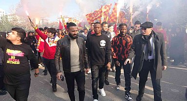 Stadyuma değil, okula geldiler