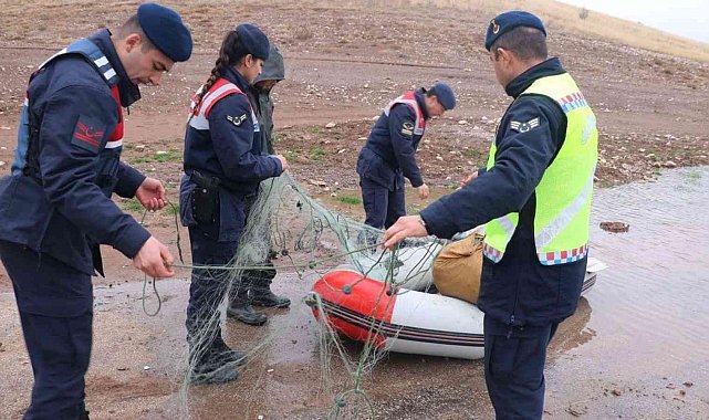 Sulama barajında bin metrelik misina ağı ele geçirildi: Ağa takılan balıklar suya bırakıldı