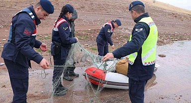 Sulama barajında bin metrelik misina ağı ele geçirildi: Ağa takılan balıklar suya bırakıldı
