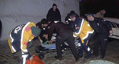 Takla atan otomobil alt sokaktaki aracın üstüne düştü, sürücü ağır yaralandı