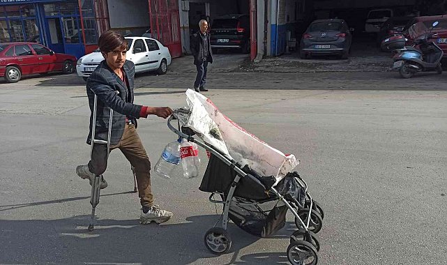 Tek ayak üzerinde çalışarak aile bütçesine destek oluyor