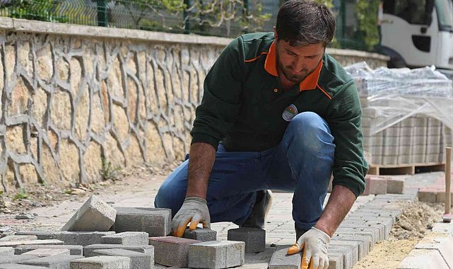 Toroslar Belediyesi, kendi imalatı kilit parke taşlarıyla yolları döşüyor