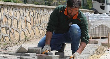 Toroslar Belediyesi, kendi imalatı kilit parke taşlarıyla yolları döşüyor
