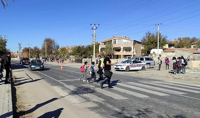 Trafik jandarmasından yaya ve sürücülere "Yaya önceliği" eğitimi
