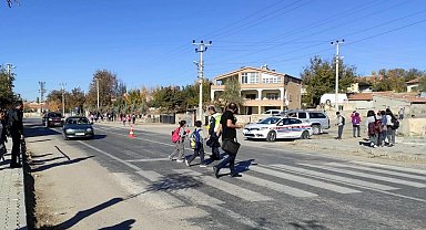 Trafik jandarmasından yaya ve sürücülere "Yaya önceliği" eğitimi