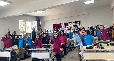 TÜGVA, Eskişehir'de 41 ortaokulu ziyaret ederek 'Kitap Kurdu' yarışmasını anlattı
