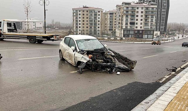 Üç araç birbirine girdi: 1'i polis 4 kişi yaralandı