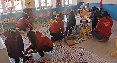 Üniversiteli öğrenciler minik öğrencileri kendi elleriyle giydirdi