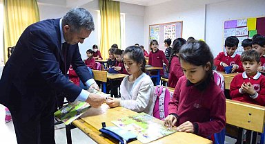 Vali Buhara, eğitim alan göçmen çocuklarla bir araya geldi