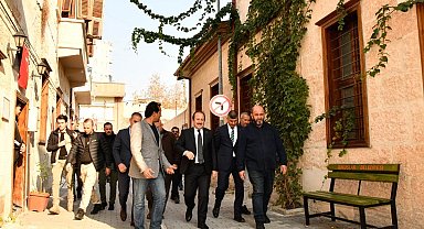 Vali Pehlivan, tarihi yapılardaki restorasyon çalışmalarını inceledi