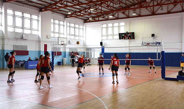 Voleybol turnuvasında yarı finalistler belli oldu