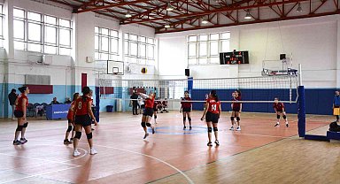 Voleybol turnuvasında yarı finalistler belli oldu