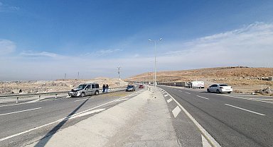 Yavaşlayan otomobile ticari araç çarptı: 2 yaralı