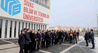 Yeniden atanan SBTÜ Rektörü Prof. Dr. Mehmet Kul çiçeklerle karşılandı