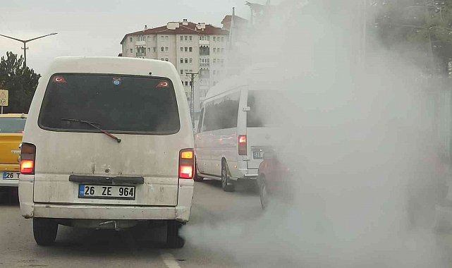 Yoğun duman yayan minibüsün yanındaki araçlar adeta kayboldu