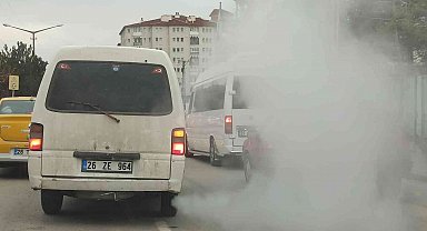 Yoğun duman yayan minibüsün yanındaki araçlar adeta kayboldu