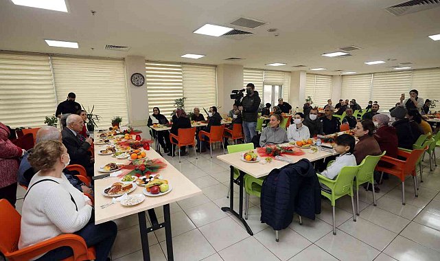 Zübeyde Hanım Konukevi'nde yılbaşı yemeği