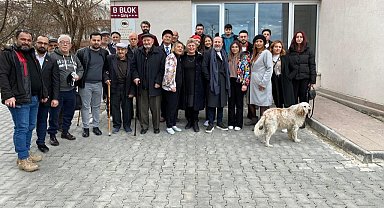 12 kuaför ve berber huzurevini ziyaret edip yaşlıların saçlarına bakım yaptı
