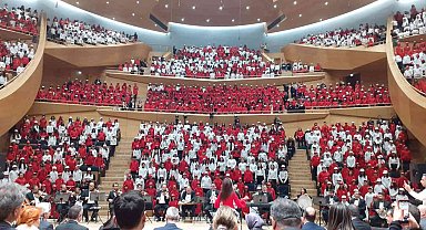 2023 çocuk, Cumhurbaşkanlığı Senfoni Orkestrası Konser Salonu'nda şarkıları seslendirdi