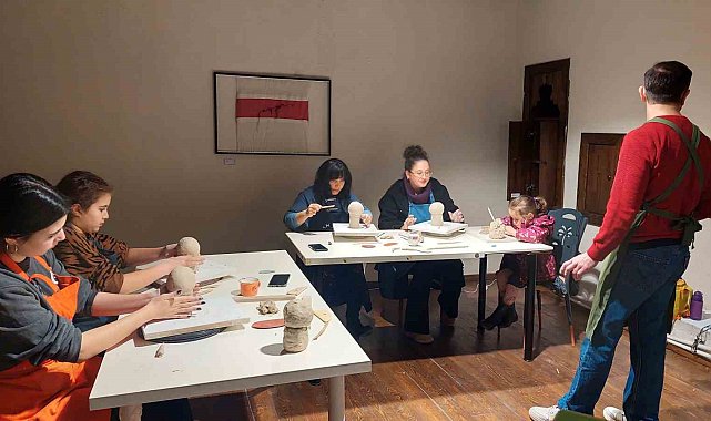 'Sanat iyileştirir' mottosuyla seramik heykel atölyesi gerçekleştirildi