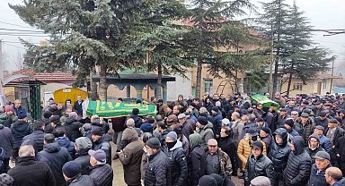 86 yaşındaki emekli askerin öldürdüğü eşi ve oğlu birlikte toprağa verildi